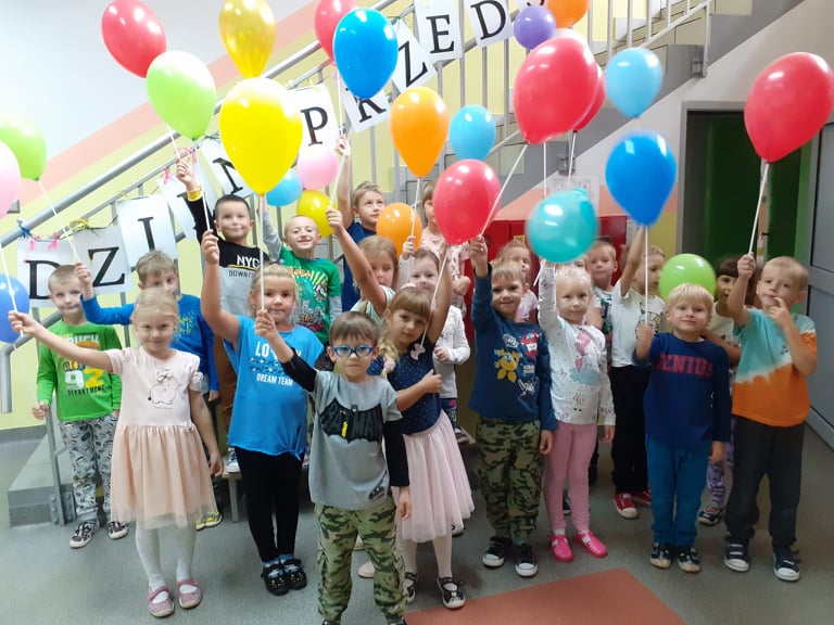 Grupa misie z balonami